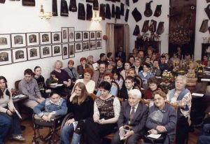 Słuchacze 103. koncertu TiFL dla środowisk osób niepełnosprawnych, W-w, Klub Muzyki. i Literatury 24 lutego 2004 (fot. M. Szwed)